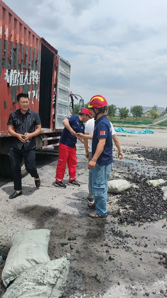 货车起火  火势蔓延