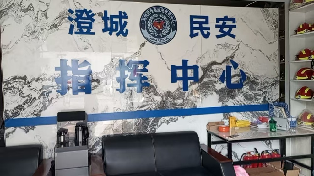 雨中急电穿透雨幕的求助声